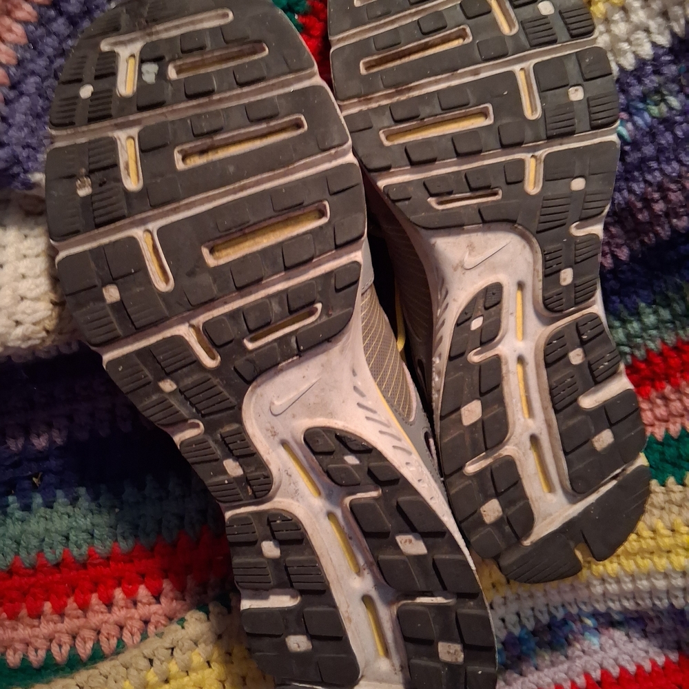 Nike men.\nGrayds Black and White Sneakers